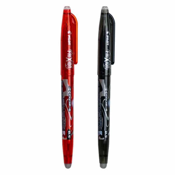 To Frixion-kulepenner med lokk ved siden av hverandre, en i rød farve og en i svart farve, med en hvit bakgrunn